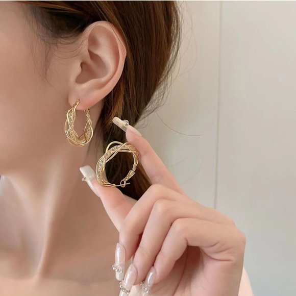 Glamorous 18K Gold-Plated Hoop Earrings - Picture 5 of 5